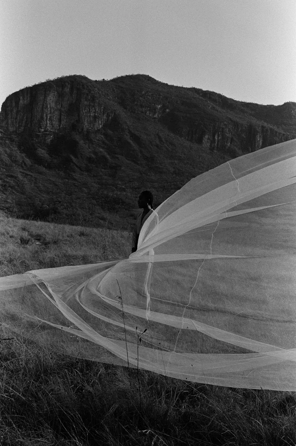 Texturas de dunas e montanhas em filme preto e branco