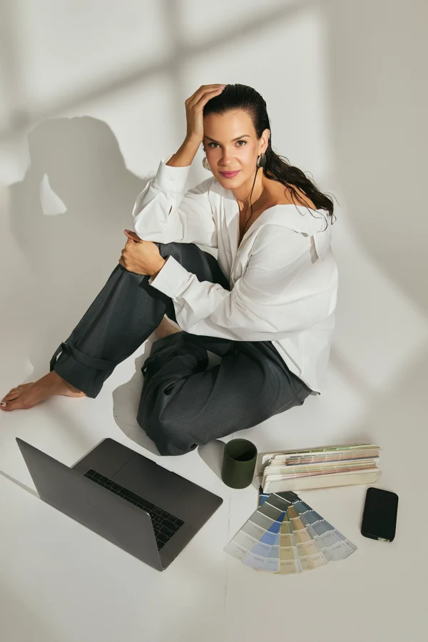 Retrato profissional de mulher sentada à mesa