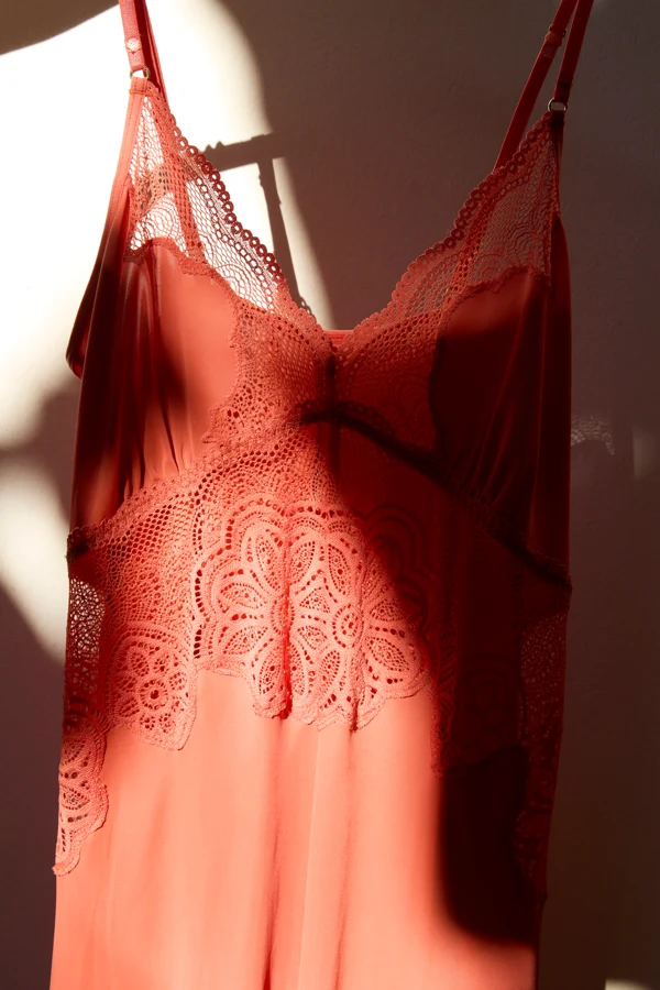 Camisola avermelhada banhada pela luz