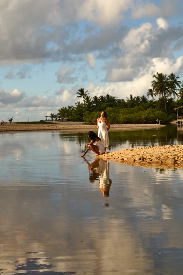 Paisagem com reflexo da modelo na água