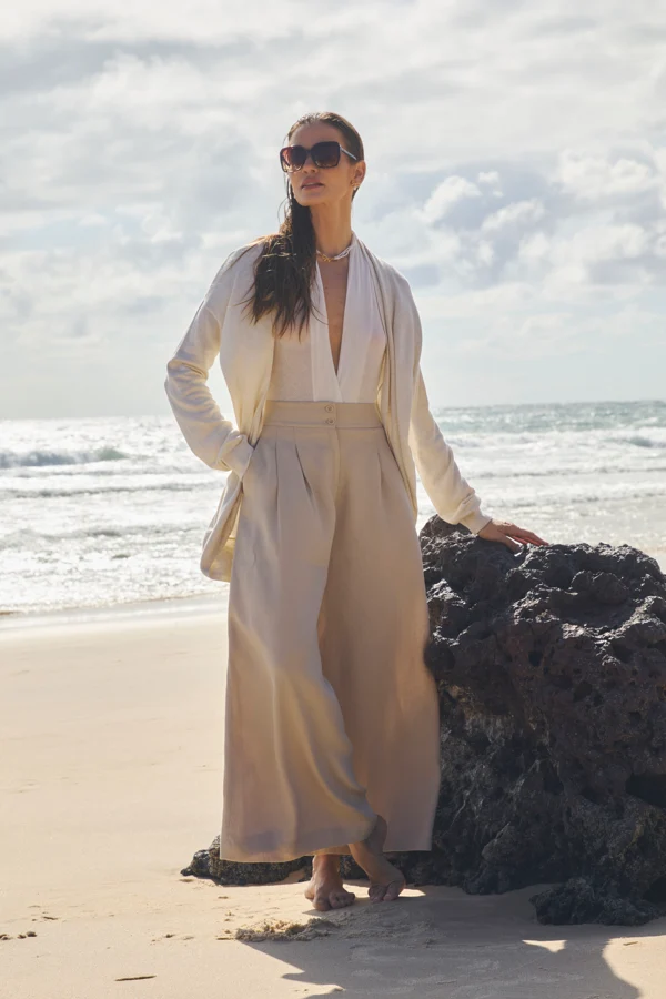 Modelo em look claro junto ao mar