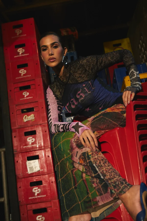 Editorial urbano com vermelho e preto